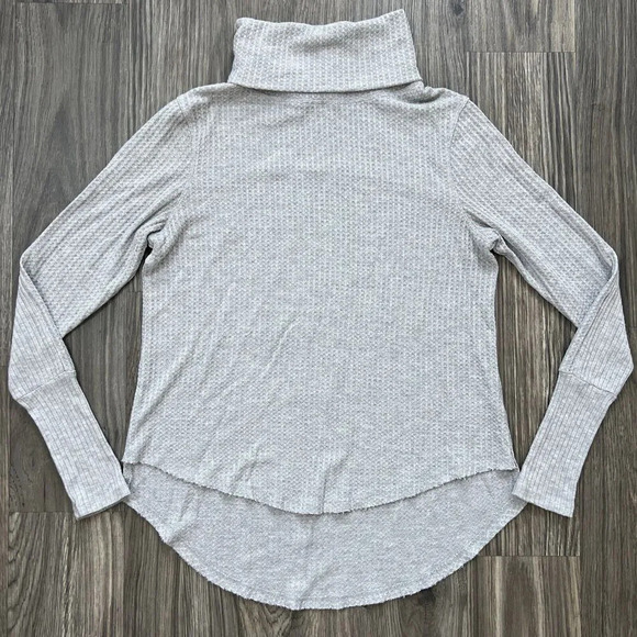 Susina Waffle Knit Long Sleeve Turtle Neck Top Light Gray Raw Hem Size Small - Picture 1 of 5